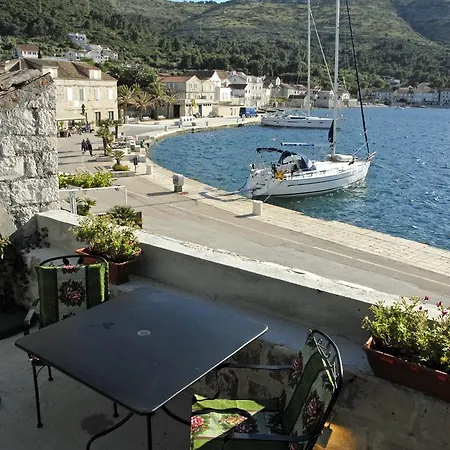 Zaninovic Apartment Vis